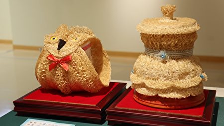 来自斗六社区的徐秀芬，则利用在地生产的丝瓜布，创作猫头鹰及女孩圆裙造型的文创商品！既可当家庭摆饰也可当容器！