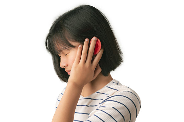 外耳炎的症狀是耳朵發癢、疼痛，如何預防和治療？(Shutterstock)