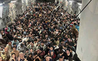 组图：撤离阿富汗 美C-17运输机挤上640人