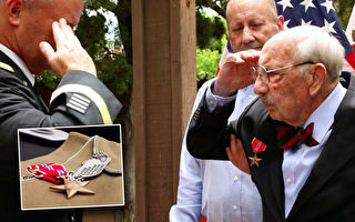 美国二战老兵75年后正式获得铜星勋章