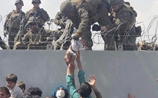 組圖：阿富汗爆逃難潮 男子高舉嬰兒盼求生