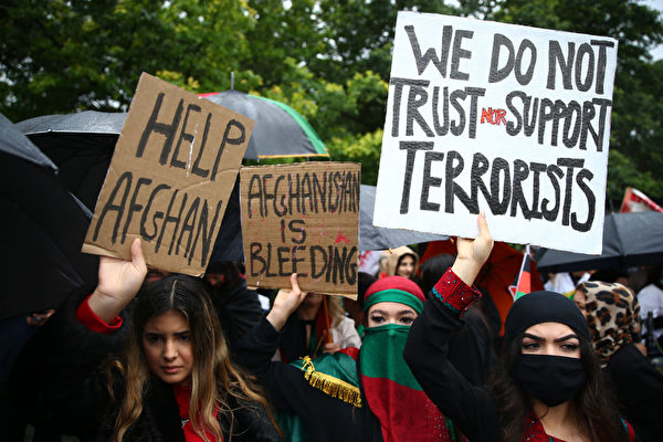 8月21日，人們聚集在英國倫敦的議會廣場，舉著橫幅和旗幟示威，譴責塔利班控制阿富汗後的持續危機。（Hollie Adams/Getty Images）