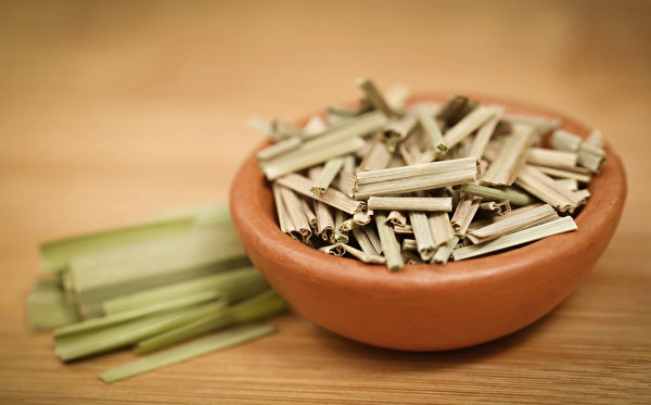 Lemongrass,In,A,Bowl,On,Wooden,Surface