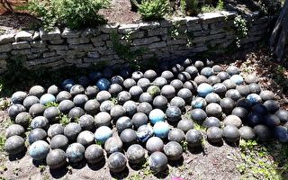 翻修後院 男子意外挖出半世紀前的158顆保齡球