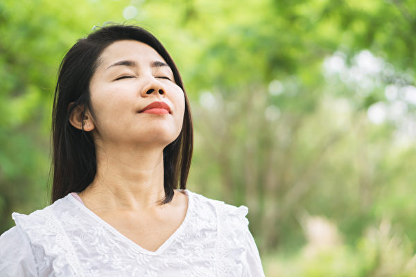 简单改变呼吸的方法，也能对身心带来极大的变化。(Shutterstock)