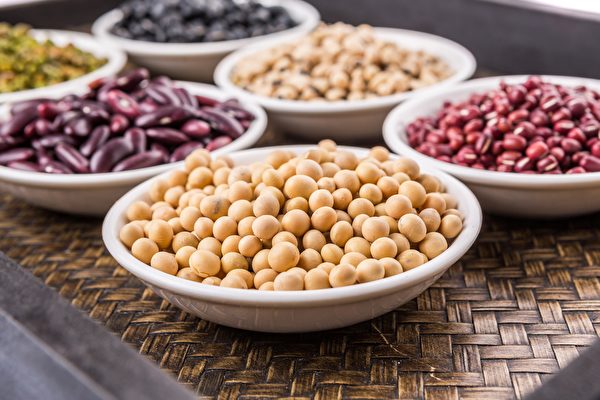 名称都有“豆”的食物，因营养成分差异，而分为五谷杂粮类、蛋豆鱼肉类及蔬菜类。(Shutterstock)