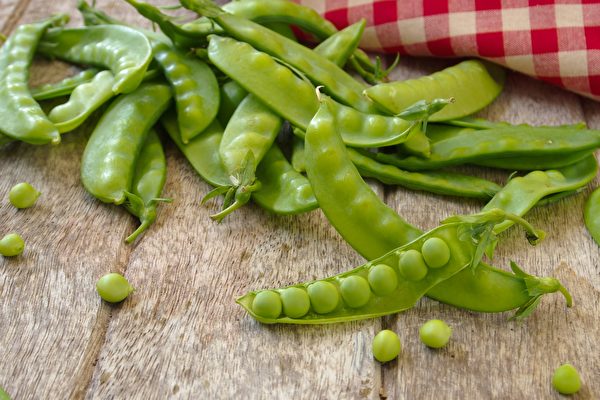 带有豆荚的豌豆、甜豆，膳食纤维较多，属于蔬菜类。(Shutterstock)