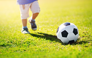 足球比赛中 二岁幼童冲入球场 视频热传