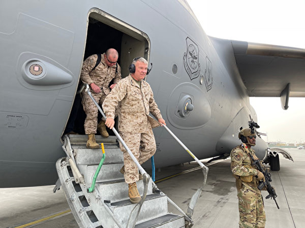 8月17日，美国中央司令部司令麦肯齐（Frank McKenzie）抵达阿富汗卡尔扎伊国际机场。（美国海军）