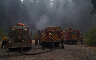 卡爾多山火逼近太浩湖 消防員聚集滑雪勝地全力阻擊
