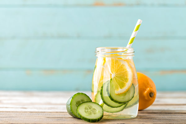 不喜欢喝没味道的白开水？4种柠檬水，简单易做又好喝。(Shutterstock)