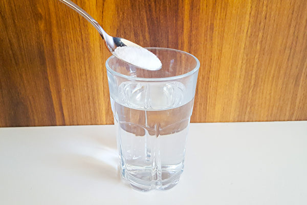 盐水等天然漱口水能预防蛀牙、牙周病。(Shutterstock)