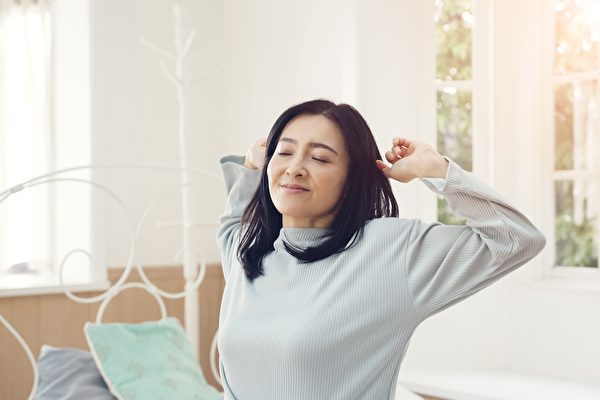 新研究指出，最佳睡眠時間能預防失智、保護大腦。(Shutterstock)