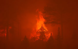 組圖：加州山火燒至南太浩湖 大批居民撤離