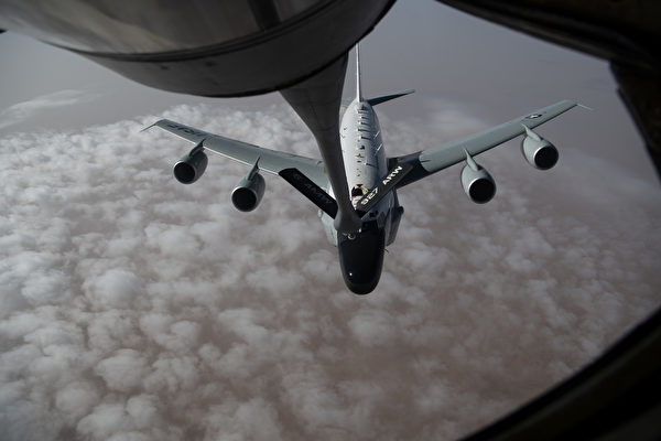 图为2019年5月26日，一架RC-135S侦察机在美国中央司令部责任区内执行任务时接受空中加油。（美国空军）