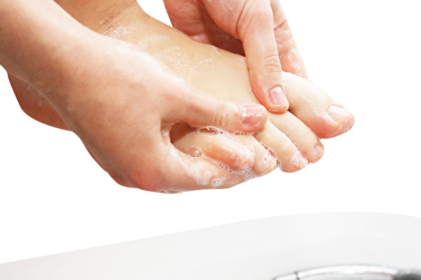 用對的方式洗腳、泡足浴，能加強足部保養，提升排毒、助眠的效果。(Shutterstock)