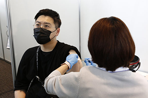 日本厚生勞動大臣田村憲久表示，僅靠疫苗已不能應對Delta變種。 (Rodrigo Reyes Marin - Pool/Getty Images)
