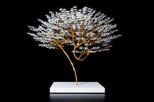 组图：艺术家用微型纸鹤创作精美盆景树