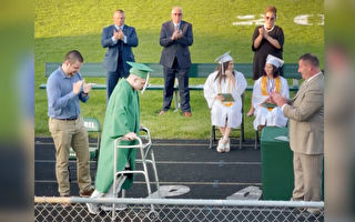 瘫痪高中生毕业典礼上走过舞台 领取毕业证