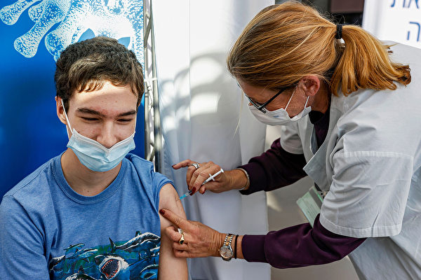 以色列近期一項研究發現，打疫苗者對Delta變種的突破感染風險，是曾經自然感染新冠者的13倍。(JACK GUEZ/AFP via Getty Images)