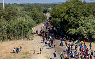 美官员：周日起大规模遣返德州边境非法移民