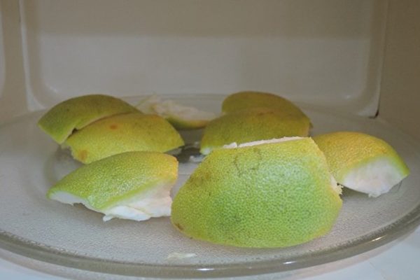 微波柚子皮可烘干柚皮，还可同时清洁微波炉。（图片提供／陈映如）