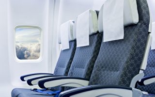 飛機上一排三個座位 誰能使用中間的扶手？
