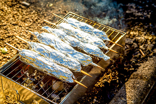 将肉、海鲜、蔬菜等先撒些海盐，用铝箔纸（锡箔纸）包好，放在炉火上慢烤，减少致癌风险。(Shutterstock)