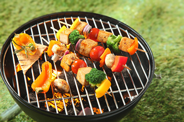 烤肉要吃得营养又均衡，就别忘记加入蔬果。最常做的就是蔬菜串。(Shutterstock)