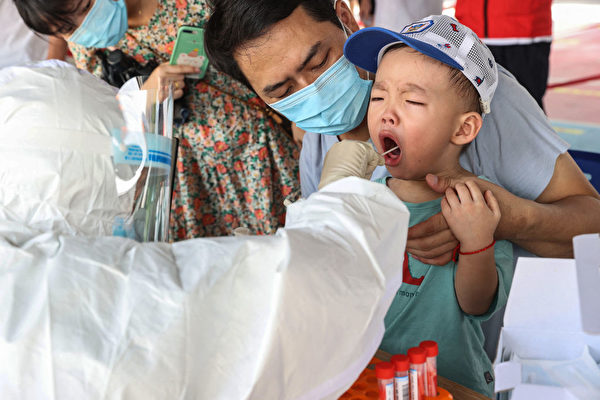 9月18日，福建廈門一當地兒童正在接受核酸檢測。連日來，廈門居民已經進行多輪全員檢測。（STR/AFP via Getty Images）