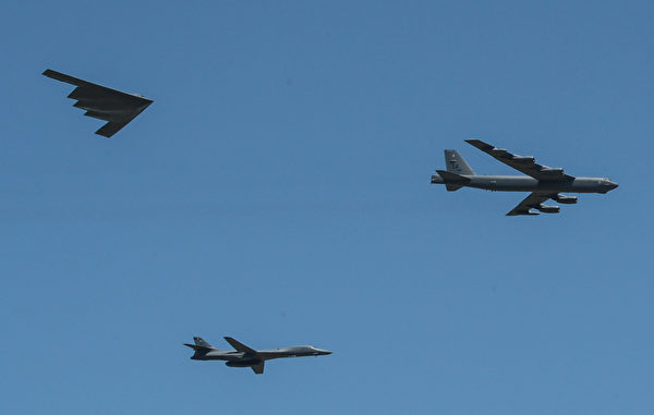 美国现役的B-2隐形轰炸机（左）、B-1B轰炸机（下）和B-52轰炸机（右）。（美国空军）