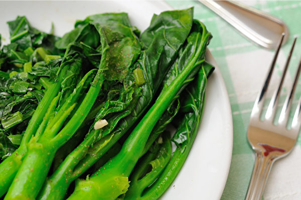 三週減重法的目的是先排毒，第一週先大量吃青菜。(Shutterstock)