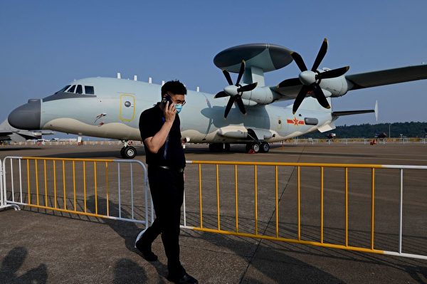 中共的空警-500預警機在珠海航空展上。（Noel Celis/AFP via Getty Images）