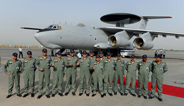 2009年5月28日，印度空军获得了俄罗斯的预警机，以俄罗斯的伊尔-76运输机为基础，加装了以色列的预警雷达监视系统。中共空警-500预警机上部雷达的连接方式与俄制预警机相同。（Prakash Singh/AFP via Getty Images）