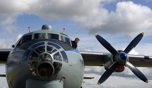 2016年8月12日，一架俄罗斯的An-12运输机在圣彼得堡郊外展出。中共以此仿制了运-8/运-9运输机，又以运-8/运-9为机体开发了空警-500，仍然采用螺旋桨发动机。（Olga Maltseva/AFP via Getty Images）