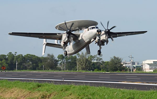 2014年9月16日，台湾从美国采购的一架E-2K预警机从嘉义县南部的高速公路起飞。中共空警-500预警机的螺旋桨改成了几乎与美军的E-2K一样。（Sam Yeh/AFP via Getty Images）