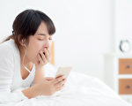 新研究指出，年輕人連續熬夜10天，睡飽一週也無法完全恢復腦部功能。(Shutterstock)