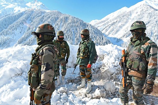 2021年2月28日，印度士兵站在靠近中印邊境的左吉拉山口。（Tauseef Mustafa/AFP via Getty Images）