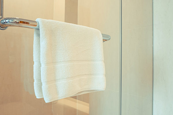 浴巾太久不洗，会滋生细菌，引起传染病。多长时间洗一次合适？(Shutterstock)