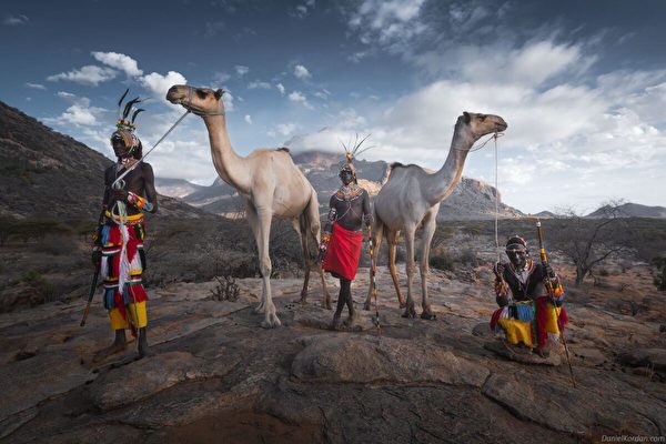摄影师徒步旅行 捕捉肯尼亚部落独特文化