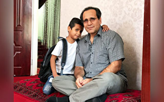 10岁阿富汗男孩经历艰难到美国新家 开始上学
