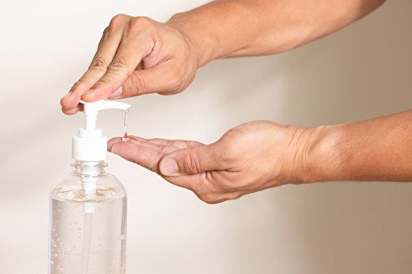 一些酒精乾洗手液含致癌物或者甲醛等有毒物質，上了FDA「黑名單」。(Shutterstock)