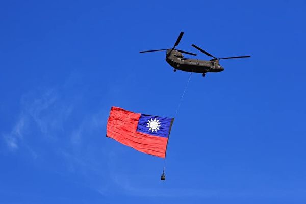 双十国庆将至 蔡英文合影史上最大国旗赞气势