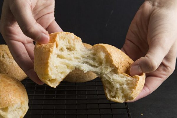 在自家厨房也很容易烤出巴西奶酪小面包