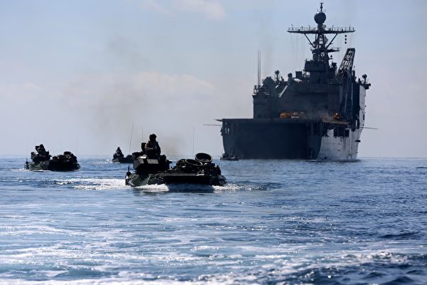 2014年8月31日，美军第 11 海军陆战队远征部队与马来西亚军队联合演习期间，第 1 陆战队第 2 营的两栖攻击车，从康斯托克号登陆舰的船坞驶出。（美国海军陆战队）