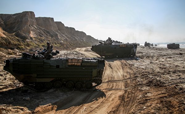 2014年10月21日，在加利福尼亚州彭德尔顿营的模拟机械化突袭中，第 15 海军陆战队远征部队第 3 营的 AAV-7A1 两栖突击车突击海滩。（美国海军陆战队）