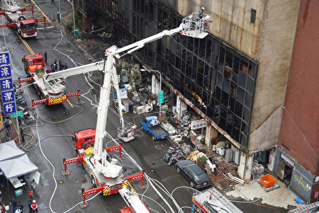 高雄城中城大楼火警，消防人员分组进入大楼内持续搜救。