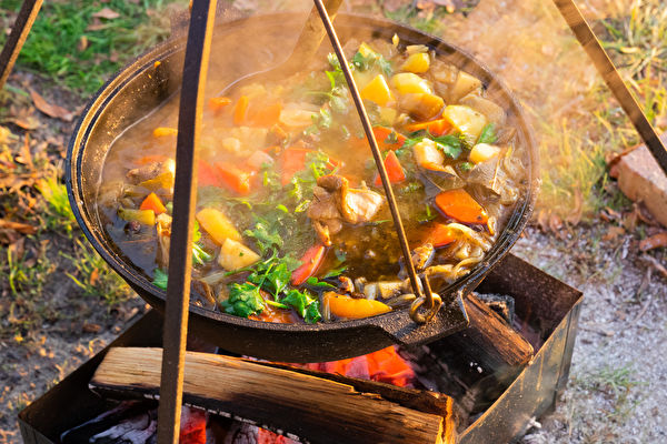Preparing,Food,On,Campfire,In,Wild,Camping.,The,Cooking,Of,Shutterstock,鑄鐵鍋