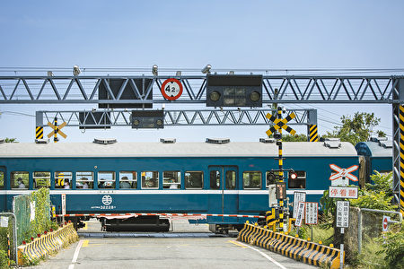 台铁最具代表性列车“蓝皮解忧号观光列车”经过一年半的修复，于10月23日重新启航。