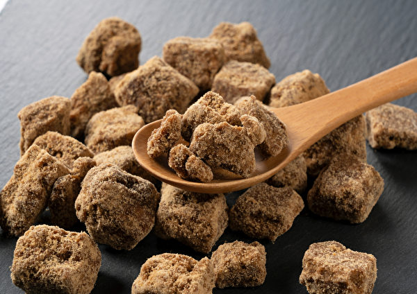 保留较多微量矿物质的黑糖，适量食用不会危害人体。(Shutterstock)
